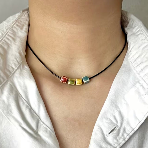 CLAYA | Lieblingshalskette mit Knotenverschluss und Keramik-Accessoires