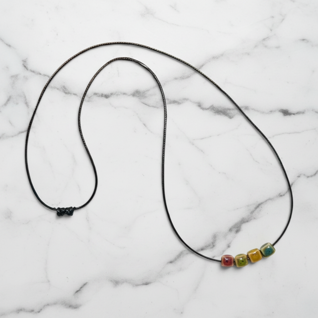 CLAYA | Lieblingshalskette mit Knotenverschluss und Keramik-Accessoires